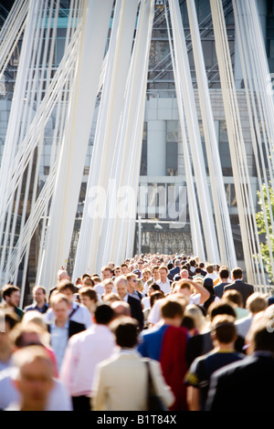 Les personnes qui franchissent la passerelle Hungerford au cours de la Grande-Bretagne Angleterre Londres aux heures de pointe, UK Banque D'Images