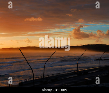 Un beau lever de soleil après une tempête, vu de l'El Malecón promenade côtière à Luquillo, Porto Rico Banque D'Images