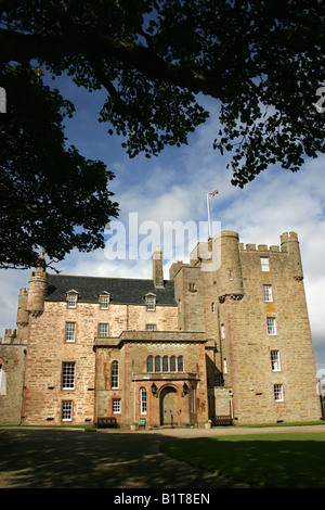 Village de Mey, en Écosse. Vue extérieure de l'entrée principale du château et jardins de Mey, ancienne maison de la Reine Mère. Banque D'Images