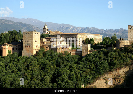 L'Alhambra vu du Mirador San Nicolas avec la Sierra Nevada dans la distance Banque D'Images