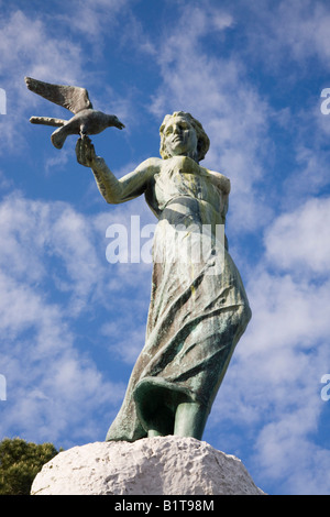 Opatija Istrie Croatie Europe Maiden avec la statue mouette sur rock close up d'avant contre le ciel bleu Banque D'Images