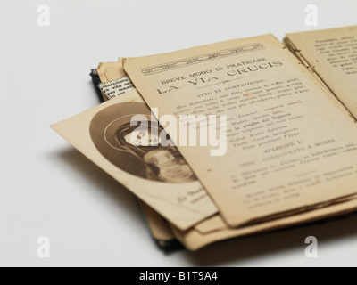 Bible Ancien Testament livre livret, petit livre saint, religieux de l'église sacrée chant imprimé verset paragraphe, de rupture, les anciens-look Banque D'Images