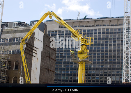 Pompe à béton Schwing utilisé pendant les travaux de construction cannon street avec l'homme à la tour Banque D'Images