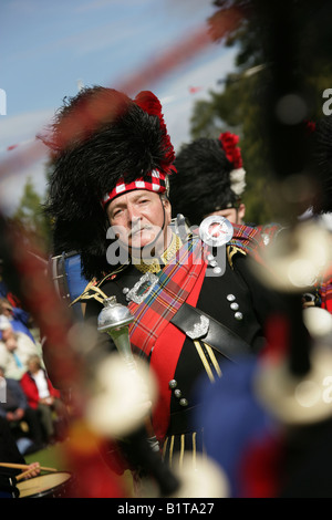 Village de Braemar, l'Écosse. Femme Pipe Major concurrence sur le pipe band à la concurrence Braemar Jeux. Banque D'Images