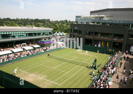 Tennis de Wimbledon les gens qui regardent un match de mens des célibataires sur l'extérieur de tribunaux Banque D'Images
