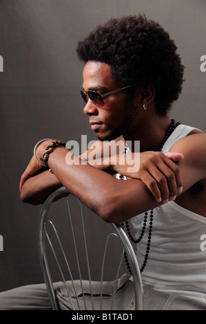 Portrait of young handsome african american man avec expression grave Banque D'Images