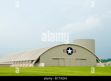 DAYTON, Ohio, États-Unis — Musée national de l'armée de l'air des États-Unis, situé à la base aérienne de Wright-Patterson près de Dayton, Ohio. Ce vaste musée abrite une vaste collection d'avions militaires, de véhicules spatiaux et d'objets d'aviation, présentant l'histoire et les progrès technologiques de l'armée de l'air des États-Unis depuis sa création jusqu'à nos jours. Banque D'Images