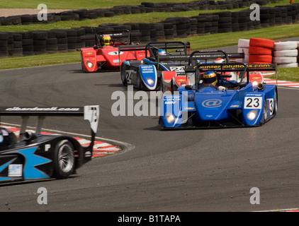 Norma M20f [77] et quatre prix Juno SSE V de V UK Sports Voitures de course dans Brittens Coin à Oulton Park Motor Racing Circuit Cheshire Banque D'Images