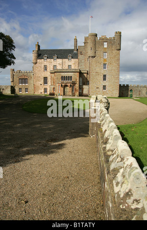 Village de Mey, en Écosse. Vue extérieure de l'entrée principale du château et jardins de Mey, ancienne maison de la Reine Mère. Banque D'Images