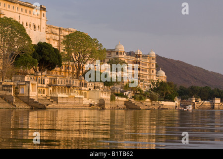 La fin de l'après-midi s'allume le City Palace d'Udaipur et le lac Pichola RAJASTHAN INDE Banque D'Images