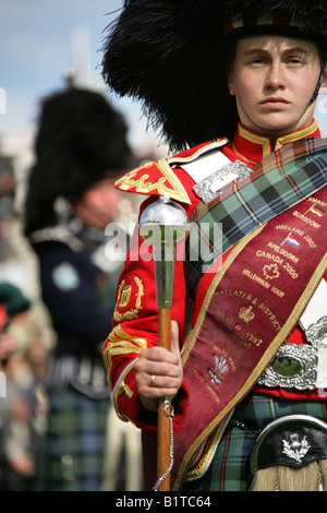 Village de Braemar, l'Écosse. Femme Pipe Major menant son groupe dans le pipe band à la concurrence Braemar Jeux. Banque D'Images