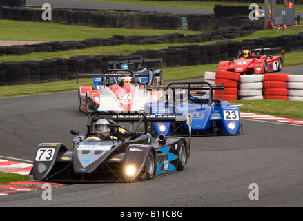 Norma M20f [77] et quatre prix Juno SSE V de V UK Sports Voitures de course dans Brittens Coin à Oulton Park Motor Racing Circuit Cheshire Banque D'Images