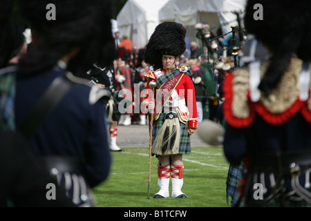 Village de Braemar, l'Écosse. Femme Pipe Major menant son groupe dans le pipe band à la concurrence Braemar Jeux. Banque D'Images