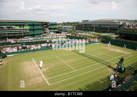 Les tribunaux à l'extérieur à Wimbledon un jour nuageux 2008 Banque D'Images