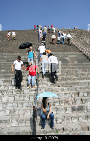 Les touristes l'ascension de la Pyramide du soleil, Teotihuacan, Mexique Banque D'Images