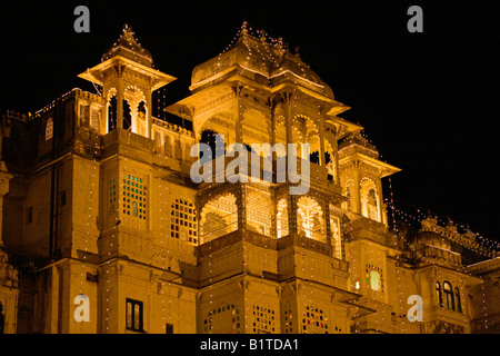 Vue de nuit du palais de la ville d'Udaipur qui a été construit par le Maharaja Udai Singh ll en 1600 le Rajasthan en Inde Banque D'Images