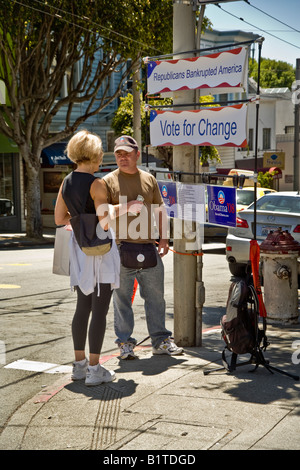 Une campagne présidentielle de Barak Obama bénévoles mans travailleur un signe sur Fillmore Street à San Francisco Banque D'Images