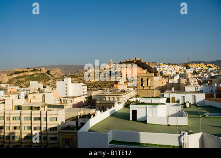 Gauche et Alcazaba Sagrado Corazon de Jesus statue et mur d'Hayran sur San Cristobal Hill Almeria Andalousie Espagne Banque D'Images