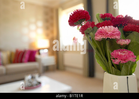 Fleurs dans un vase dans un salon moderne Banque D'Images