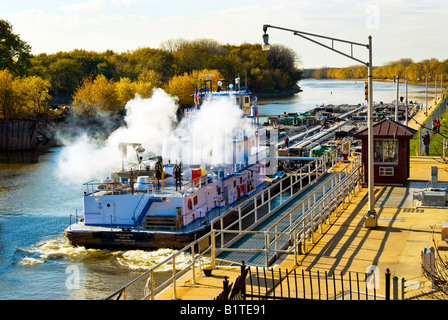 Tug Boat accélérer hors de Starved Rock écluses sur la rivière Illinois. John Roberts remorqueur Bateau poussant barge pétrolière. Banque D'Images