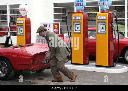 Préparation du remplissage d'une Ferrari avec de l'essence au garage Shell Banque D'Images