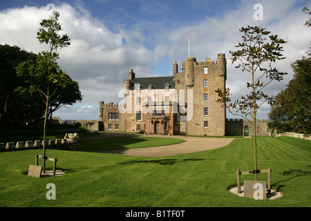 Village de Mey, en Écosse. Vue extérieure de l'entrée principale du château et jardins de Mey, ancienne maison de la Reine Mère. Banque D'Images