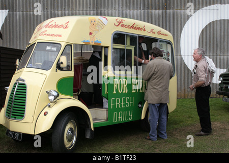 Une grande tradition britannique d'attente pour une glace à partir d'un ice cream van Banque D'Images