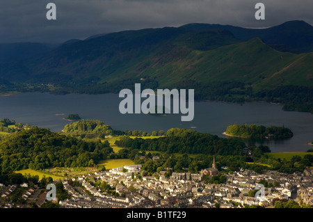 Aube lumière sur la ville de Keswick et Latrigg catbells Derwentwater et vue de Lake District Cumbria UK Banque D'Images