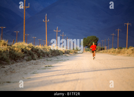 Homme seul Trail Runner dans l'Est de la Sierra Mountain, Californie Banque D'Images