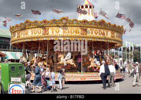 Un champ de foire ride fournit l'amusement pour les enfants et les adultes au Goodwood Revival meeting. Banque D'Images