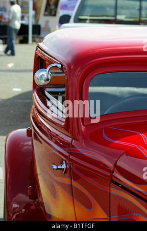 1934, Ford,hot rod, custom car, coupé, voiture modifiée 34, rouge, flammes, chrome, peep miroir, Lush, peinture, travail de peinture, brillant Banque D'Images