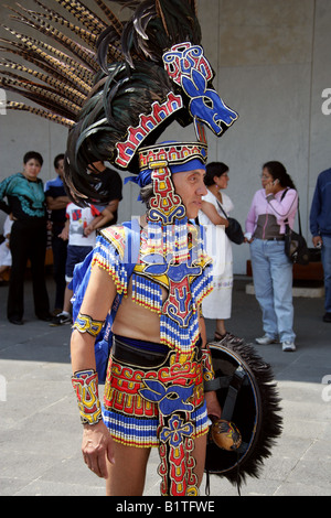 Mexican homme habillé en costume de lapin Aztec Aztec traditionnel à un festival au Musée National d'Anthropologie, Mexico Banque D'Images