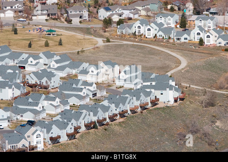 La croissance rapide de la banlieue dans les montagnes du Colorado, près de Golden, CO. Banque D'Images