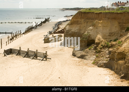 Ancienne demeure de défense de la mer et les maisons sur falaise, après une grave érosion côtière Happisburgh North Norfolk Coast UK Banque D'Images