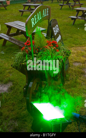 Projecteur vert dans de fortes pluies en bar salon au Guardian Hay Festival 2008 Hay-on-Wye Powys Pays de Galles UK UE Banque D'Images