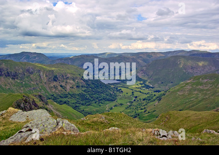 Vue sur l'eau de Frères peu Crag Hart dans le Lake District. Banque D'Images