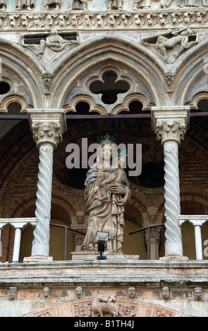 Détail de la façade de la cathédrale à Ferrare, Italie Banque D'Images