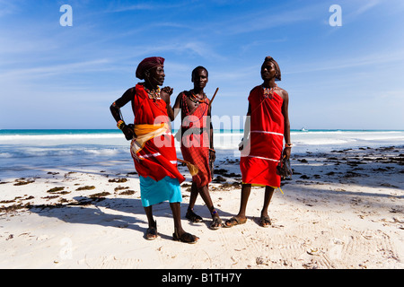 Trois Massai en plastique portant des vêtements traditionnels du Diani Beach Kenya Côte Banque D'Images