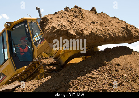 Femme aux commandes d'un bouteur Caterpillar D5G, ce creusement, Steamboat Springs, Colorado. Banque D'Images