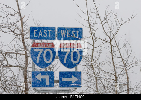 Une tempête obscurcit la direction de l'Interstate Highway 70 dans les montagnes du Colorado. Banque D'Images