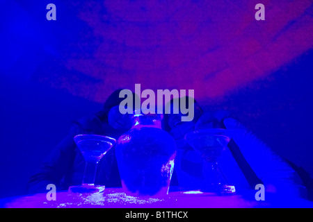 Deux jeunes femmes rient japonais sur la glace des martinis dans Ice Aurora Museum à Chena Hot Springs Banque D'Images