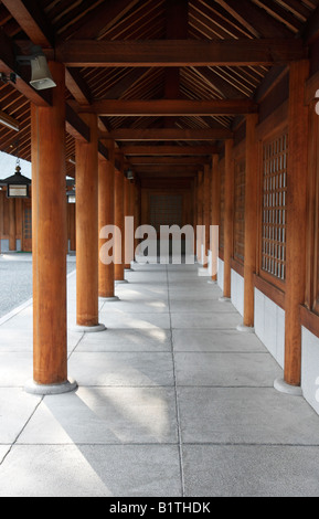 Galerie de bois à un sanctuaire Shinto à Sapporo, Japon. Banque D'Images