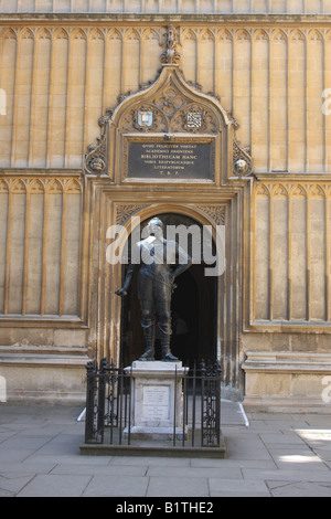 Comte de Pembroke statue hors Bibliothèque Bodléienne d'Oxford en Angleterre. Banque D'Images