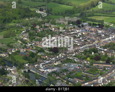 Ludlow uk à partir de l'air montrant la cité médiévale de rues régulières, le château (retour) Ludford Bridge au premier plan Banque D'Images