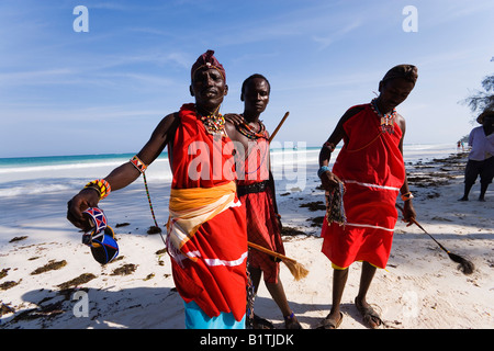 Trois Massai en plastique portant des vêtements traditionnels du Diani Beach Kenya Côte Banque D'Images