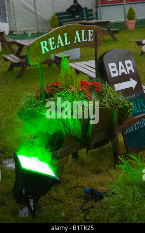 Projecteur vert dans de fortes pluies en bar salon au Guardian Hay Festival 2008 Hay-on-Wye Powys Pays de Galles UK UE Banque D'Images