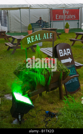 Projecteur vert dans de fortes pluies en bar salon au Guardian Hay Festival 2008 Hay-on-Wye Powys Pays de Galles UK UE Banque D'Images