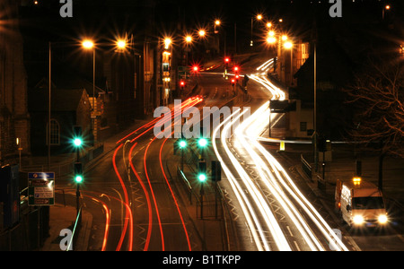 La conduite de nuit, nuit, feux arrière feux arrière au loin dans la distance. Feux rouge et blanc.L'ingénierie routière. Banque D'Images