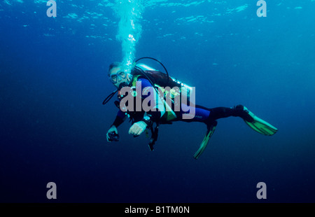 Barry de retour d'une plongée sur les îles Similan. La Thaïlande. Les plongeurs. Banque D'Images