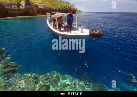 Bateau de plongée touristique arrivant à s'amarre à Pulau Menjangan en parc national Bali Barat Indonésie Bali pas MR ou PR Banque D'Images